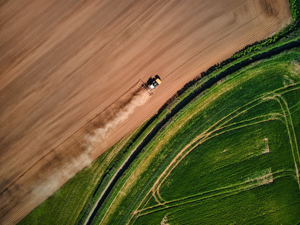 Vedere aeriană a unui teren agricol arat, ilustrând limitele unei parcele